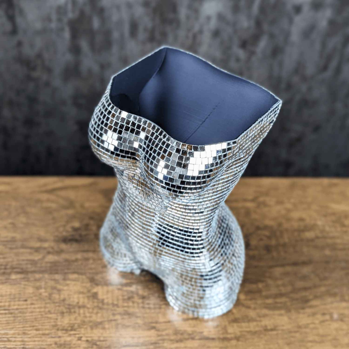 Top opening and mirrored rim of the torso planter