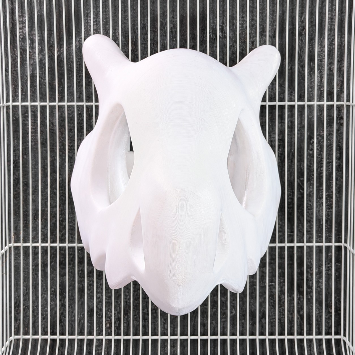 Gothic Skull Rat Hide & Hanging Nest: front view of the skull hideout